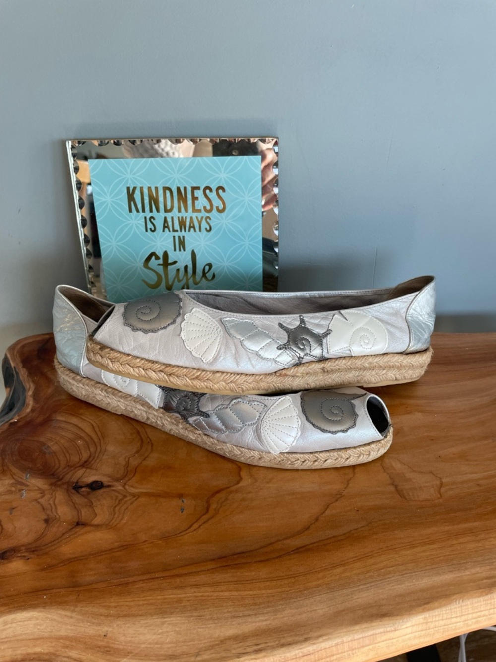 Vintage Margaret M Silver Seashell Leather Metallic Espadrille Peep-Toe Flats